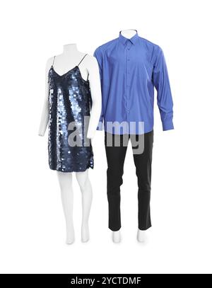 Weibliche und männliche Schaufensterpuppen mit stilvollen Outfits isoliert auf weiß Stockfoto