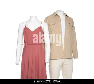 Weibliche und männliche Schaufensterpuppen mit stilvollen Outfits isoliert auf weiß Stockfoto