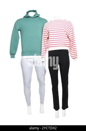 Weibliche und männliche Schaufensterpuppen mit stilvollen Outfits isoliert auf weiß Stockfoto