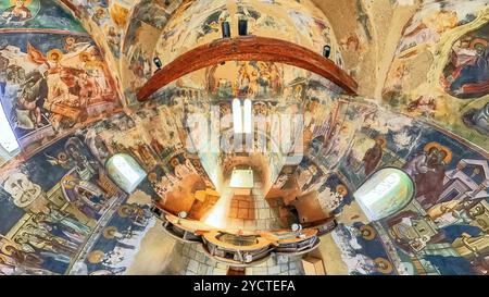 Studenica, Kraljevo, Serbien, September 2,2024: Königskirche von Studenica Kloster in Serbien, UNESCO-Weltkulturerbe, mit farbenfrohen Fresken Stockfoto