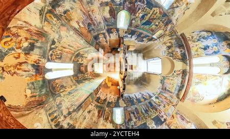 Studenica, Kraljevo, Serbien, September 2,2024: Top 360 Blick in die Königskirche in Studenica ist den Heiligen Joachim und Anna auf Serbisch gewidmet Stockfoto