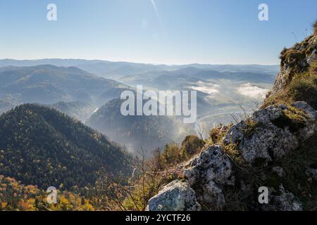 Berglandschaft im Herbst. Wunderschöne Polnische Pieniny Mountains. Dunajec Valley. Steine im Vordergrund. Blick vom Gipfel des Trzy Korony. Dunajec G Stockfoto