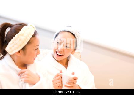 Zwei Frauen in Bademänteln Stockfoto