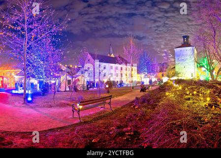 Zagreber Oberstadt Weihnachtsmarkt am Abend ansehen Stockfoto