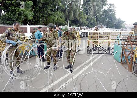 Dhaka, Bangladesch. Oktober 2024. Bangladeschische Soldaten stehen vor dem Haus des Präsidenten (Bangabhaban) Wache, während Demonstranten vor dem Haus des Präsidenten (Bangabhaban) eine Demonstration veranstalten, in der er den Rücktritt von Präsident Mohammed Shahabuddin nach seinem Kommentar über den Rücktritt des ehemaligen Premierministers Scheich Hasina am 23. Oktober 2024 in Dhaka, Bangladesch, fordert. Foto: Habibur Rahman/ABACAPRESS. COM Credit: Abaca Press/Alamy Live News Stockfoto