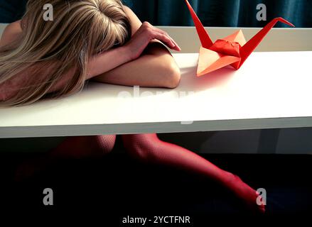 Frau und Origami-Kran Stockfoto