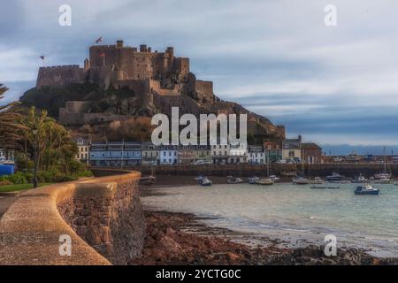 Blick entlang der Promenade zum Schloss Mont Orgueil Stockfoto