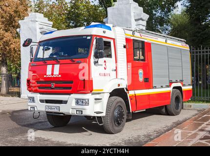 Red Fire Truck EMERCOM Russland und Rettung Fahrzeug abgestellt auf der Straße im Sommertag Stockfoto