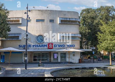 Ramat Gan, Israel, 12. August 2024; Eine Filiale der pharmazeutischen Einzelhandelskette Super-Pharm in einem Gebäude im Bauhausstil am Rambam Square Stockfoto