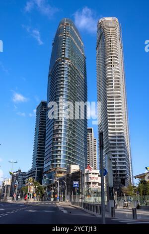 Ramat Gan, Israel 12. August 2024; Blick auf hohe Wolkenkratzer an der Kreuzung der Straßen Abba Hillel und Jabotinsky im Westen der Stadt Stockfoto