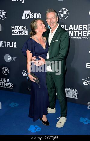 Dirk Steffens mit Ehefrau Ingrid Steffens bei der Verleihung vom Blauen Panther - TV & Streaming Award 2024 in der BMW Welt. München, 23.10.2024 *** Dirk Steffens mit seiner Frau Ingrid Steffens bei der Verleihung des Blue Panther TV Streaming Award 2024 auf der BMW Welt München, 23 10 2024 Foto:XF.xKernx/xFuturexImagex blauer  Panther 4001 Stockfoto