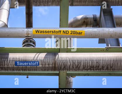Oberhausen, Nordrhein-Westfalen, Deutschland - Rohrleitungen für Wasserstoff und Sauerstoff. Grüner Wasserstoff bei Air Liquide, Wasserstoffproduktion bei OQ Chemical Stockfoto