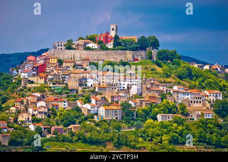 Stadt Motovun auf malerischen Hügel Stockfoto