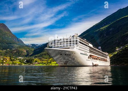 Kreuzfahrtschiffe auf dem Geirangerfjord, Norwegen Stockfoto