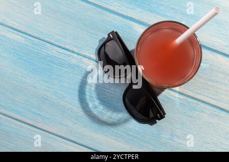 Smiley-Drink auf dem Strandtisch Stockfoto