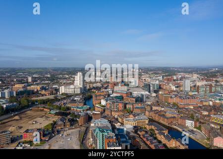 Luftdrohnenfoto des Stadtzentrums von Leeds, das das Stadtzentrum von oben an einem hellen, sonnigen Sommertag in West Yorkshire zeigt Stockfoto