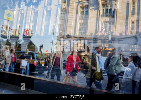 Mitglieder des öffentlichen Schaufenstergeschäfts vor dem Lotus Car Showroom gegenüber dem Ritz am Piccadilly am 23. Oktober 2024 in London, England. Stockfoto