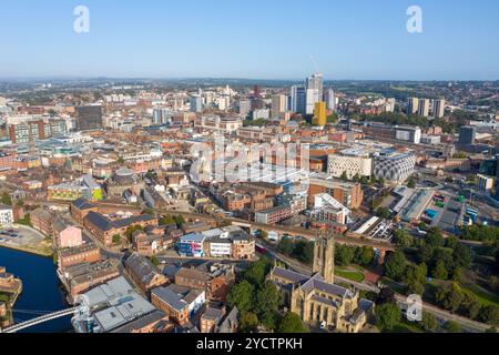 Luftdrohnenfoto des Stadtzentrums von Leeds, das das Stadtzentrum von oben an einem hellen, sonnigen Sommertag in West Yorkshire zeigt Stockfoto