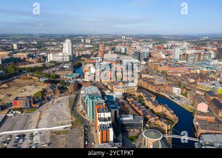 Luftdrohnenfoto des Stadtzentrums von Leeds, das das Stadtzentrum von oben an einem hellen, sonnigen Sommertag in West Yorkshire zeigt Stockfoto