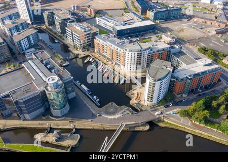 Luftdrohnenfoto des Stadtzentrums von Leeds, das das Stadtzentrum von oben an einem hellen, sonnigen Sommertag in West Yorkshire zeigt Stockfoto