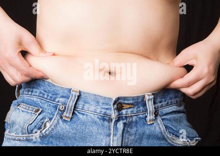 Fetter Magen der Frau Stockfoto