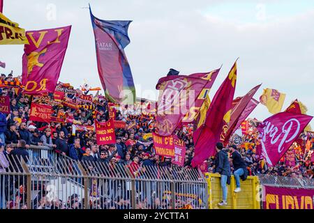 ALS Roma-Unterstützer während der italienischen Meisterschaft Serie A Fußballspiel zwischen AC Monza und AS Roma am 6. Oktober 2024 im U-Power Stadion in Monza, Italien. Quelle: Luca Rossini/E-Mage/Alamy Live News Stockfoto