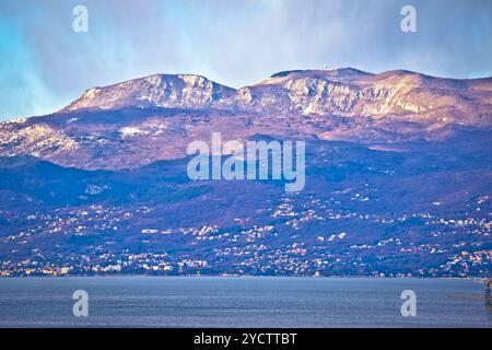 Ucka Winter Bergblick vom Kvarner Bucht, Opatija Riviera, Kroatien Stockfoto