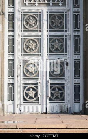 Die Eingangstür des Hauptgebäudes des Außenministeriums Russlands. Tür mit Metallstern und dem Staatswappen der Sowjetunion an der Fassade Stockfoto