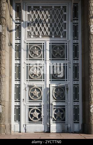 Die Eingangstür des Hauptgebäudes des Außenministeriums Russlands. Tür mit Metallstern und dem Staatswappen der Sowjetunion an der Fassade Stockfoto