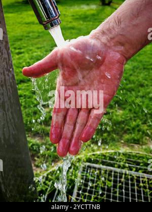 Händewaschen und Desinfektion als hygienische Maßnahme zur Verhinderung der Ausbreitung von Krankheiten Händewaschen und Desinfektion als hygienische Maßnahme Stockfoto