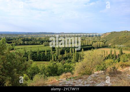 Die lange Brücke Viaduc Double Ferroviaire über die Rhone für TGV-Züge in der Nähe von Avignon in der Provence, Frankreich Stockfoto