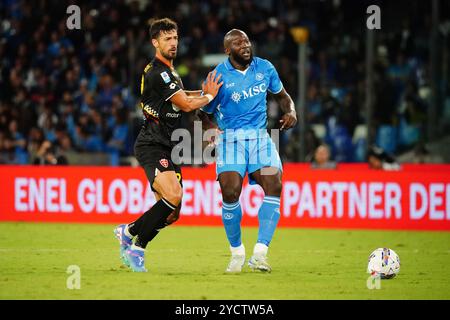 Pablo Mari (AC Monza) und Romelu Lukaku (SSC Napoli) während des italienischen Meisterschaftsspiels Serie A zwischen SSC Napoli und AC Monza am 29. September 2024 im Diego Armando Maradona Stadium in Neapel. Quelle: Luca Rossini/E-Mage/Alamy Live News Stockfoto