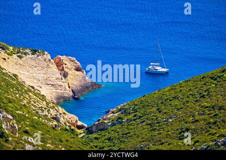 Versteckte Bucht auf der Insel Vis Segeln Stockfoto