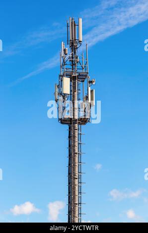 Fernmeldeturm für Handy-Antennen über einen blauen Himmel. Verteilungsfunktion der Handy ohne Vertrag Stockfoto