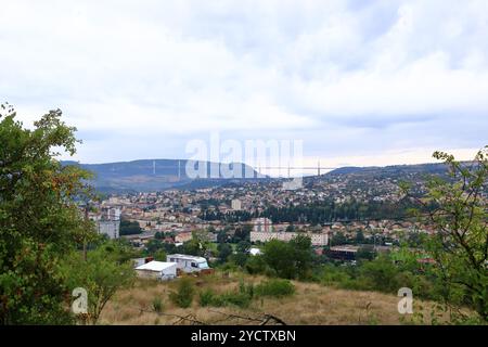 Blick aus der Vogelperspektive über die Stadt Millau mit dem Viadukt im Hintergrund, Frankreich in Europa Stockfoto