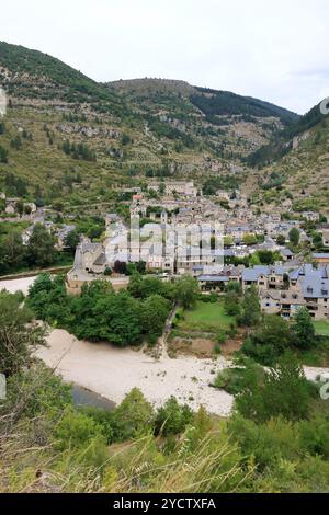 Dorf Sainte-Enimie in den Gorges du Tarn, eines der schönsten Dörfer Frankreichs. Occitanie, Lozere, Florac Stockfoto