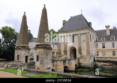 Blick auf die majestätische französische Burg und den Park in Tanlay, Burgund, Frankreich Stockfoto