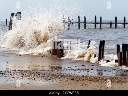Wellen stürzen auf die zerstörten und verlassenen Seeverkehrsanlagen bei Haisbro (Happisburgh0 an der North Norfolk Coast und Gebiet der raschen Küstenerosion). Stockfoto