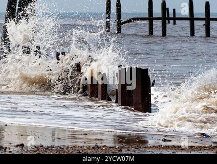 Wellen stürzen auf die zerstörten und verlassenen Seeverkehrsanlagen bei Haisbro (Happisburgh0 an der North Norfolk Coast und Gebiet der raschen Küstenerosion). Stockfoto