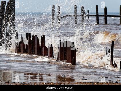Wellen stürzen auf die zerstörten und verlassenen Seeverkehrsanlagen bei Haisbro (Happisburgh0 an der North Norfolk Coast und Gebiet der raschen Küstenerosion). Stockfoto