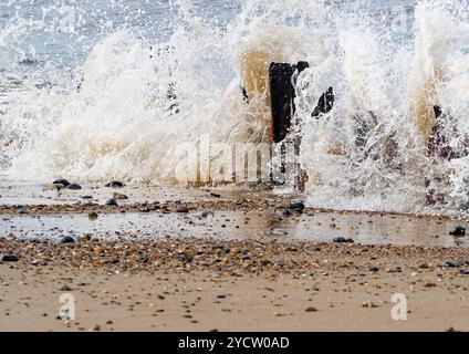 Wellen stürzen auf die zerstörten und verlassenen Seeverkehrsanlagen bei Haisbro (Happisburgh0 an der North Norfolk Coast und Gebiet der raschen Küstenerosion). Stockfoto