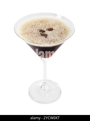 Köstlicher Espresso-Martini mit Kaffeebohnen im Glas auf weißem Hintergrund Stockfoto