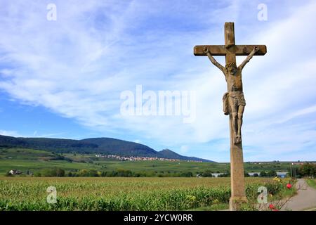 Ein christliches Kreuz in Herbstfarben in der Nähe von Colmar an der Weinstraße des Elsass, Frankreich Stockfoto