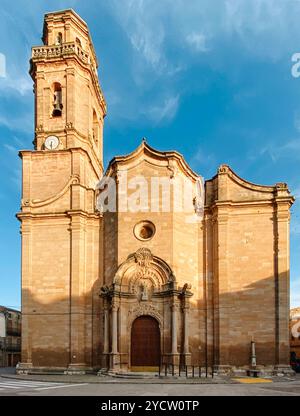 Blick auf die Fassade der Esglesia de Nostra Senyora de la Assumpcio oder der Marienkirche Himmelfahrt in Maials, Provinz Lleida, Katalonien, Spanien, ein Stockfoto