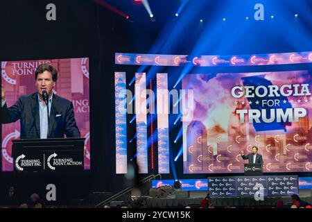 US-Kommentator Tucker Carlson spricht am 23. Oktober 2024 bei einer Wahlkundgebung in der Gas South Arena in Duluth, Georgia. (Foto: Phil Mistry / PHIL FOTO) Stockfoto