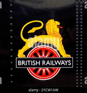 Das frühe Logo der British Railways „Löwe und Rad“, das von einigen als „Radfahrer Löwe“ bekannt ist, auf der Tankseite einer schwarz lackierten Dampflokomotive. Stockfoto