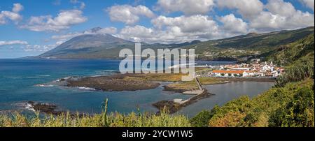 Panoramablick auf das Fischerdorf Lajes do Pico mit dem Vulkan Mount Pico im Hintergrund, Pico Island - Azoren Stockfoto