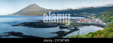 Panoramablick auf das Fischerdorf Lajes do Pico mit dem Vulkan Mount Pico im Hintergrund im Morgenlicht, Insel Pico - Azoren Stockfoto