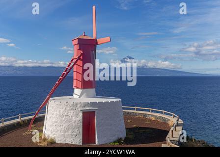 Alte Windmühle Moinho da Urzelina in Urzelina (Sao Jorge, Azoren) mit Vulkan Pico im Hintergrund Stockfoto