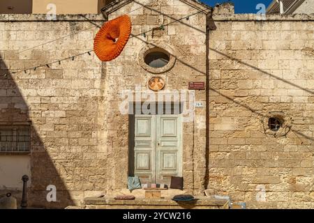 Portal der Kirche Chiesetta di San Giovanni, Monopoli, Apulien, Italien, Europa | Kirchenportal Chiesetta di San Giovanni, Monopoli, Apulien, Italien, E Stockfoto